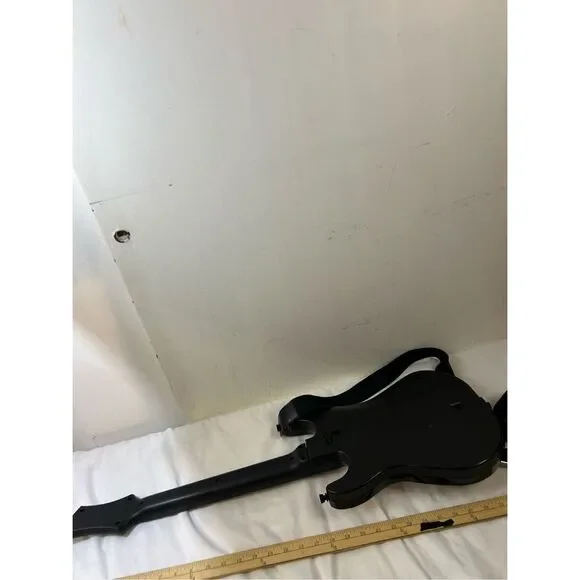 Guitar Hero Wii with strap red black 31